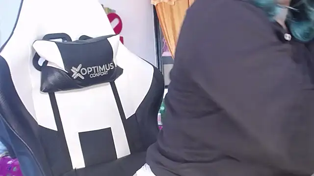 Snapshot of gigiqueen_18 chatting on October 15, 2025, 2:58 pm gigiqueen 18 online show from October 15, 2025, 2:58 pm