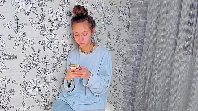 Snapshot of EllaSky_xoxo chatting on November 6, 2025, 11:42 pm EllaSky xoxo online show from November 6, 2025, 11:42 pm