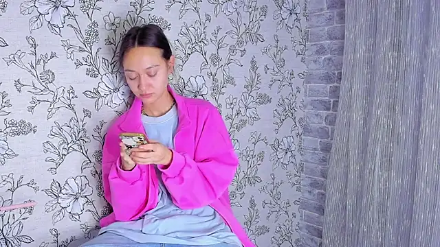 Snapshot of EllaSky_xoxo chatting on November 9, 2025, 8:13 pm EllaSky xoxo online show from November 9, 2025, 8:13 pm