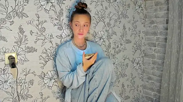 Snapshot of EllaSky_xoxo chatting on October 26, 2025, 9:59 pm EllaSky xoxo online show from October 26, 2025, 9:59 pm