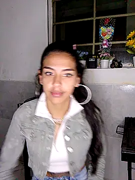 Snapshot of Alisson_420 chatting on January 6, 2025, 1:20 am Alisson 420 online show from January 6, 2025, 1:20 am