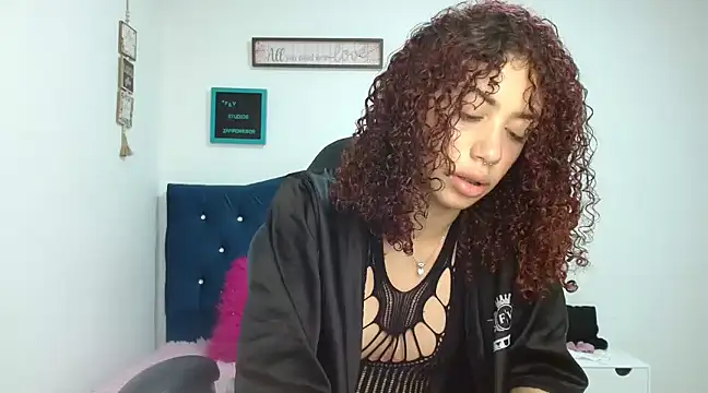 Perla web09 online show from December 3, 2024, 7:06 pm