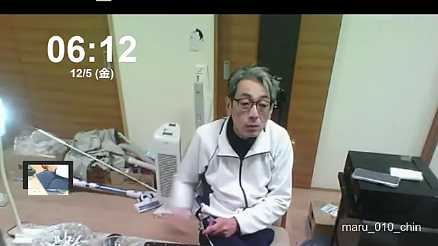 mama010-chan online show from December 4, 2025, 9:14 pm