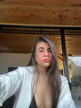 MariaIsabella8 online show from May 7, 2026, 10:35 pm