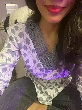 Snapshot of Divyaa69 chatting on January 18, 2026, 3:32 am Divyaa69 online show from January 18, 2026, 3:32 am