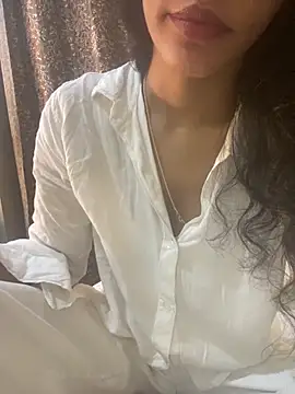 Snapshot of Divyaa69 chatting on October 14, 2025, 5:35 pm Divyaa69 online show from October 14, 2025, 5:35 pm