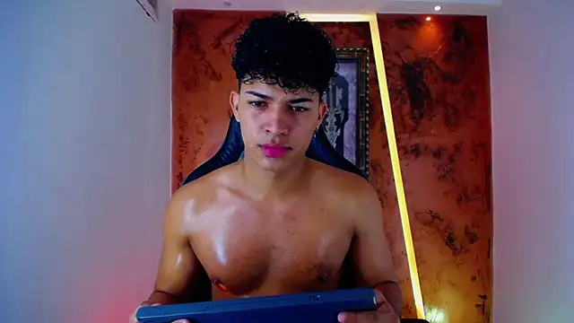jamescurli  online show from February 28, 2025, 4:54 am