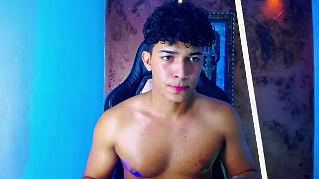 jamescurli  online show from March 10, 2025, 2:37 pm