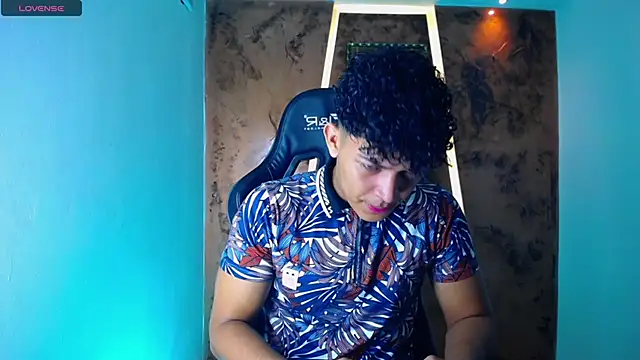 jamescurli  online show from March 17, 2025, 5:01 am