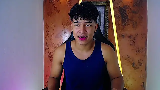 jamescurli  online show from February 17, 2025, 9:13 am