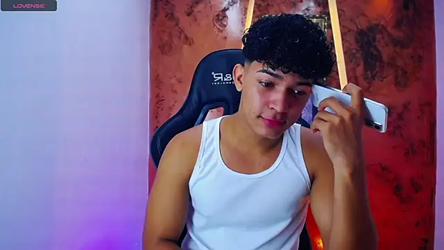 jamescurli  online show from March 13, 2025, 5:43 am