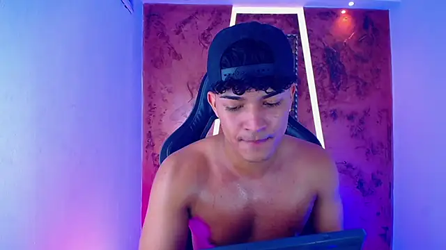 jamescurli  online show from February 25, 2025, 10:26 am