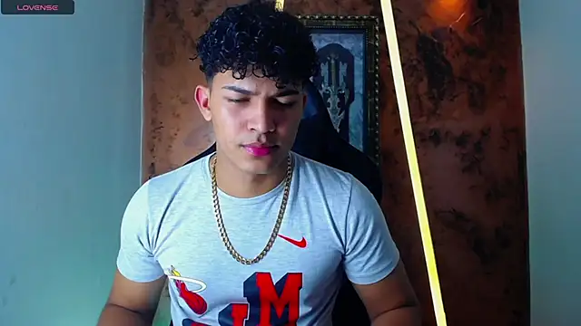 jamescurli  online show from March 21, 2025, 4:17 am