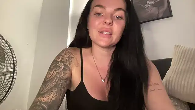 yorkshiregal online show from October 12, 2025, 7:04 pm