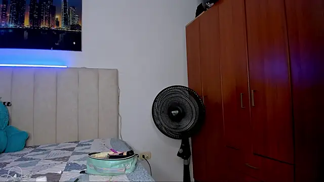 abigail smith18 online show from January 18, 2026, 7:28 pm