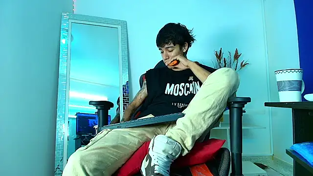 Snapshot of Zacktk7 chatting on February 10, 2025, 8:00 pm Zacktk7 online show from February 10, 2025, 8:00 pm