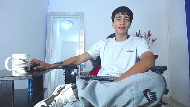 Snapshot of Zacktk7 chatting on February 4, 2025, 10:45 pm Zacktk7 online show from February 4, 2025, 10:45 pm