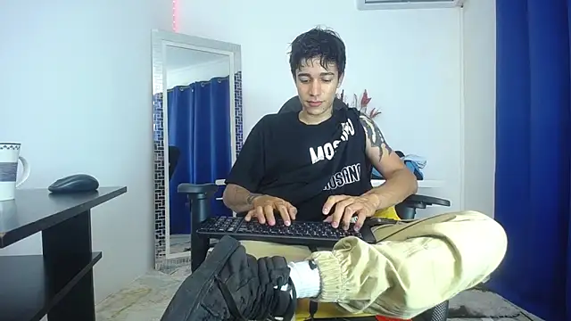 Snapshot of Zacktk7 chatting on January 31, 2025, 8:43 pm Zacktk7 online show from January 31, 2025, 8:43 pm