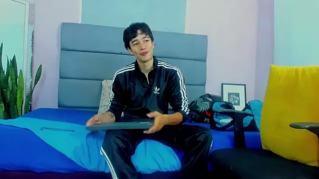 Snapshot of Zacktk7 chatting on February 8, 2025, 2:38 pm Zacktk7 online show from February 8, 2025, 2:38 pm