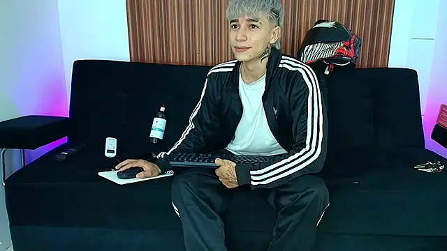 Snapshot of Zacktk7 chatting on March 7, 2025, 11:05 pm Zacktk7 online show from March 7, 2025, 11:05 pm