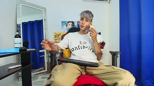 Snapshot of Zacktk7 chatting on March 10, 2025, 8:23 pm Zacktk7 online show from March 10, 2025, 8:23 pm