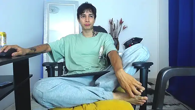 Snapshot of Zacktk7 chatting on February 3, 2025, 10:43 pm Zacktk7 online show from February 3, 2025, 10:43 pm