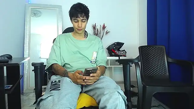 Snapshot of Zacktk7 chatting on February 3, 2025, 7:42 pm Zacktk7 online show from February 3, 2025, 7:42 pm