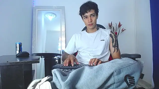 Snapshot of Zacktk7 chatting on February 4, 2025, 7:44 pm Zacktk7 online show from February 4, 2025, 7:44 pm