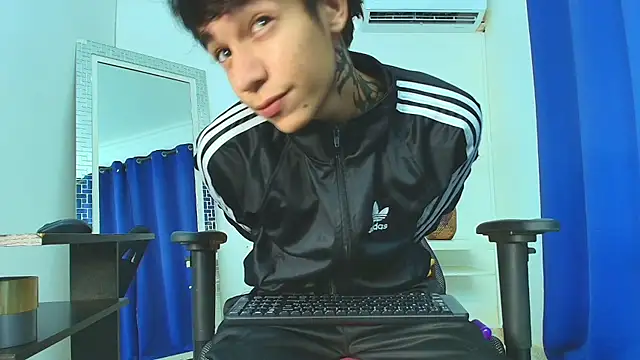 Snapshot of Zacktk7 chatting on February 19, 2025, 8:31 pm Zacktk7 online show from February 19, 2025, 8:31 pm