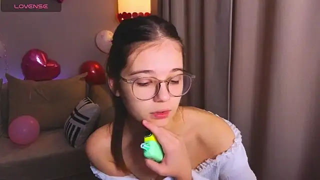 Snapshot of Leela_sun chatting on February 6, 2026, 7:04 am Leela sun online show from February 6, 2026, 7:04 am