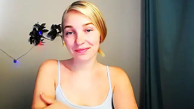 Snapshot of Queen_ofLove chatting on May 16, 2026, 10:03 am Queen ofLove online show from May 16, 2026, 10:03 am