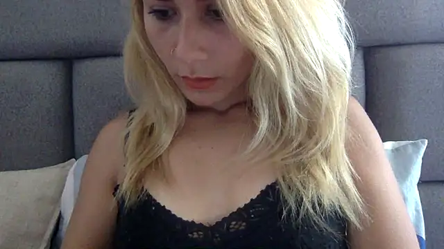 sophiee evanss  online show from November 11, 2025, 8:47 pm