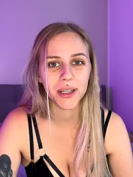 Snapshot of lunawolf21 chatting on November 5, 2025, 7:33 am lunawolf21 online show from November 5, 2025, 7:33 am