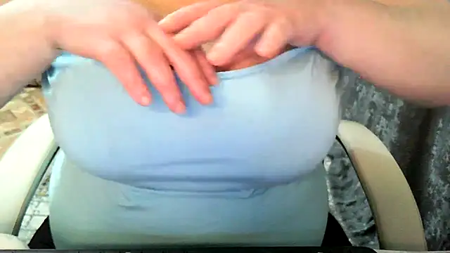 Snapshot of EmiliaLooo chatting on April 5, 2026, 3:46 am EmiliaLooo online show from April 5, 2026, 3:46 am