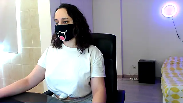 GummyPeachh online show from December 5, 2024, 12:28 pm