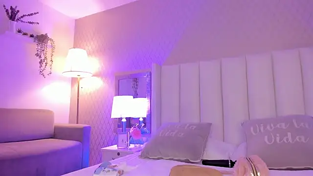 Snapshot of SophiaSmiiths_ chatting on July 31, 2026, 11:24 pm SophiaSmiiths online show from July 31, 2026, 11:24 pm