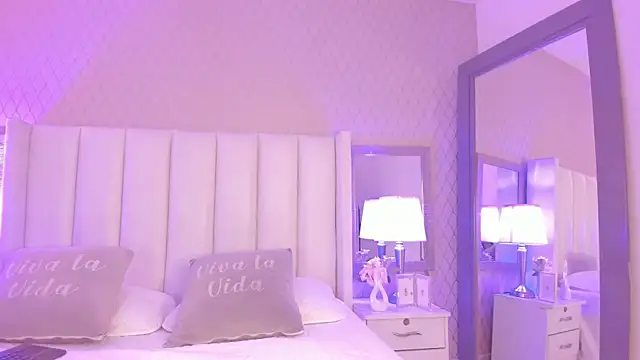 Snapshot of SophiaSmiiths_ chatting on July 18, 2026, 10:18 pm SophiaSmiiths online show from July 18, 2026, 10:18 pm