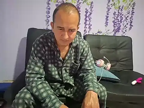 yazforeSolo online show from November 6, 2025, 2:43 pm