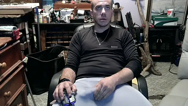 Snapshot of ScubaStevex chatting on November 17, 2025, 12:58 am ScubaStevex online show from November 17, 2025, 12:58 am