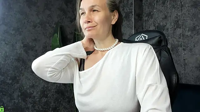 Snapshot of Lillian_White chatting on July 15, 2026, 1:01 am Lillian White online show from July 15, 2026, 1:01 am