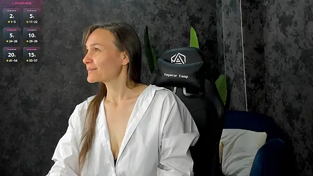 Snapshot of Lillian_White chatting on October 11, 2025, 12:00 am Lillian White online show from October 11, 2025, 12:00 am