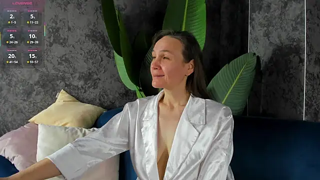 Snapshot of Lillian_White chatting on December 1, 2025, 12:00 am Lillian White online show from December 1, 2025, 12:00 am