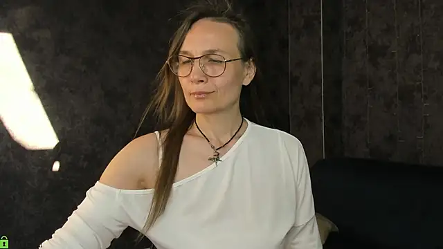 Snapshot of Lillian_White chatting on June 15, 2026, 1:06 am Lillian White online show from June 15, 2026, 1:06 am