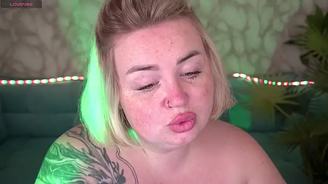 Snapshot of ZaraReignn chatting on October 16, 2025, 9:39 am ZaraReignn online show from October 16, 2025, 9:39 am