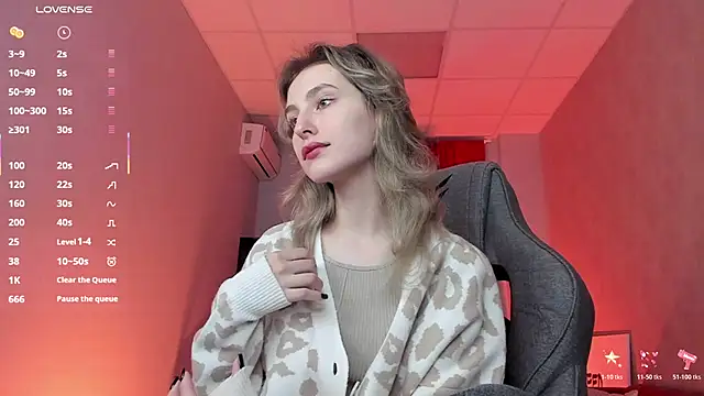 Snapshot of LuxRayi chatting on November 7, 2025, 3:11 am LuxRayi online show from November 7, 2025, 3:11 am