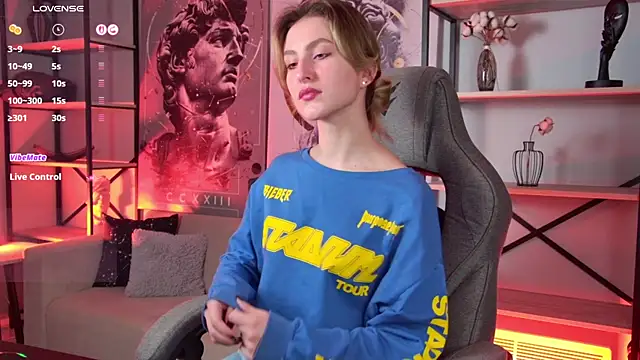 Snapshot of LuxRayi chatting on December 3, 2025, 2:45 am LuxRayi online show from December 3, 2025, 2:45 am