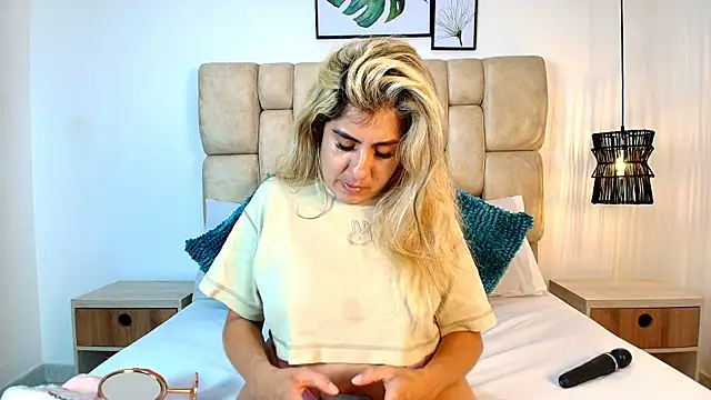 Snapshot of AdharaSmithh chatting on November 20, 2025, 7:25 pm AdharaSmithh online show from November 20, 2025, 7:25 pm