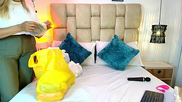 Snapshot of AdharaSmithh chatting on November 3, 2025, 7:17 pm AdharaSmithh online show from November 3, 2025, 7:17 pm