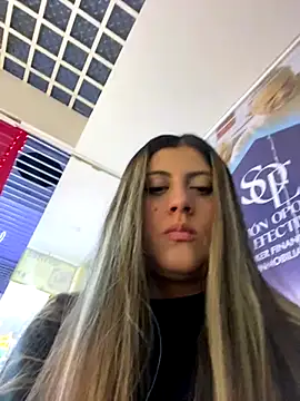 Snapshot of girl_anni chatting on November 8, 2025, 12:25 am girl anni online show from November 8, 2025, 12:25 am