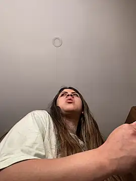 Snapshot of girl_anni chatting on October 18, 2025, 1:24 pm girl anni online show from October 18, 2025, 1:24 pm